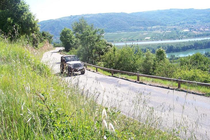 une jeep et un beau paysage.JPG