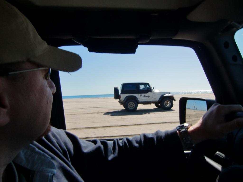 Jeep sur la plage.jpg