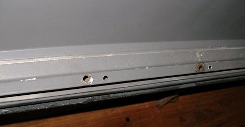 présence de rivets en parti haute et trous de fixation en dessous