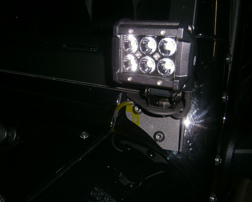 passage câble projecteur vers compartiment moteur