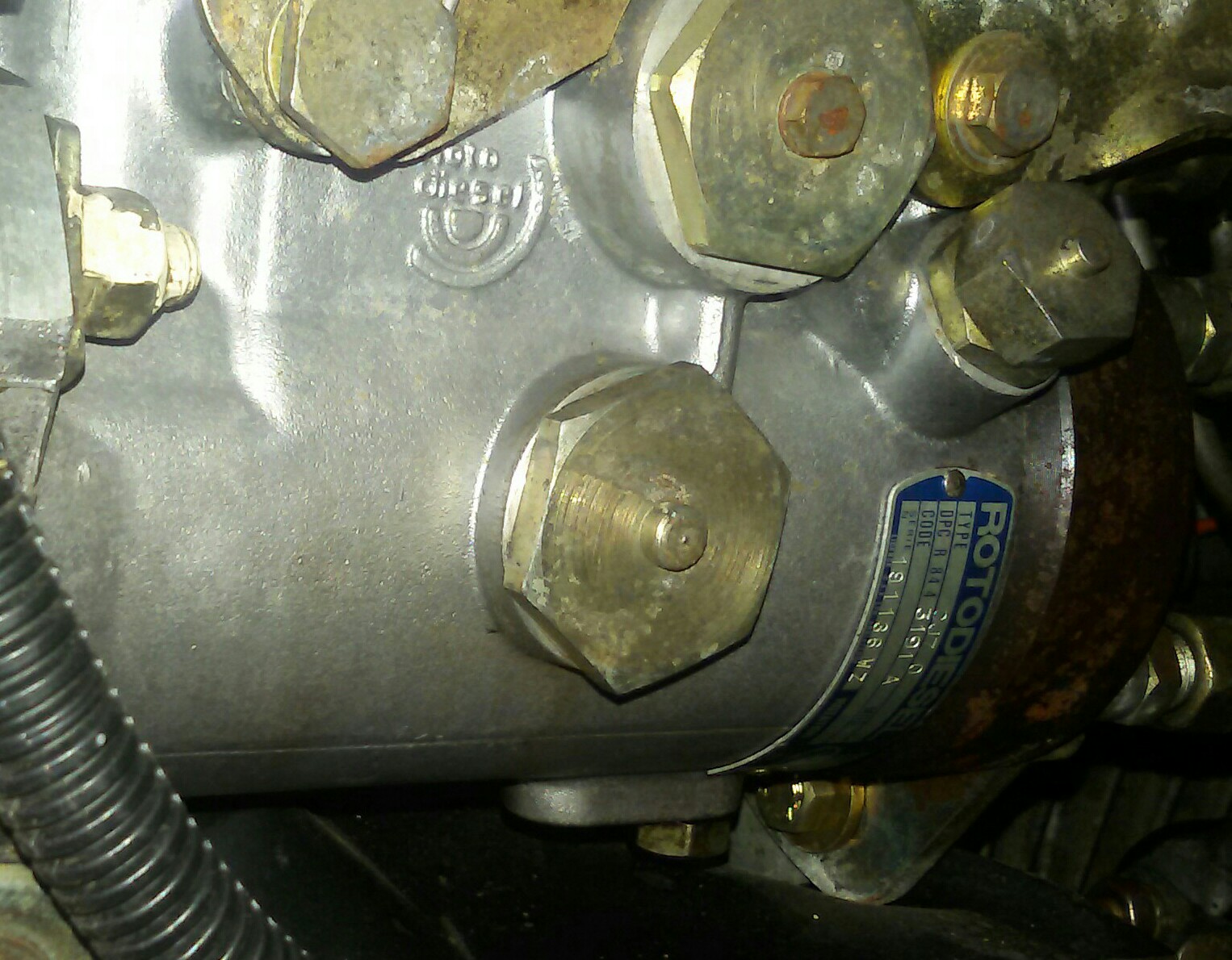 voilà le bouchon à dévisser , clé de 32 , prévoit de quoi recevoir le gasoil , sinon t'en fou partout