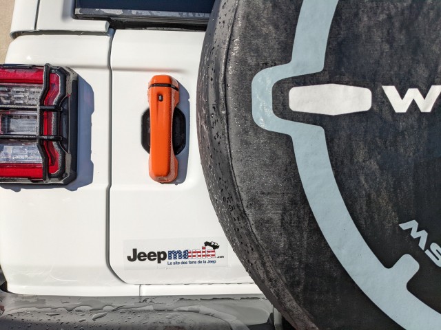 Le sticker jeepmania.com bien en vu.