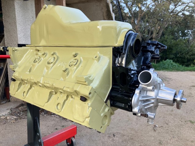 apprêt et peinture moteur époxy, remontage partiel histoire de voir la gueule du V8 en attendant la suite
