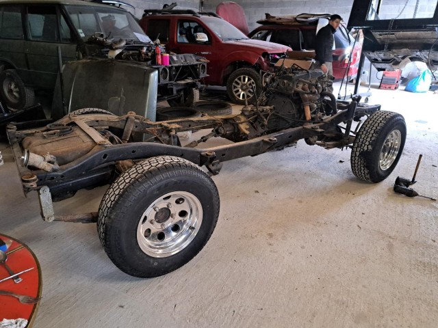 chassis JEEP et moteur sur roue après retrait caisse 2025 01 10.jpg